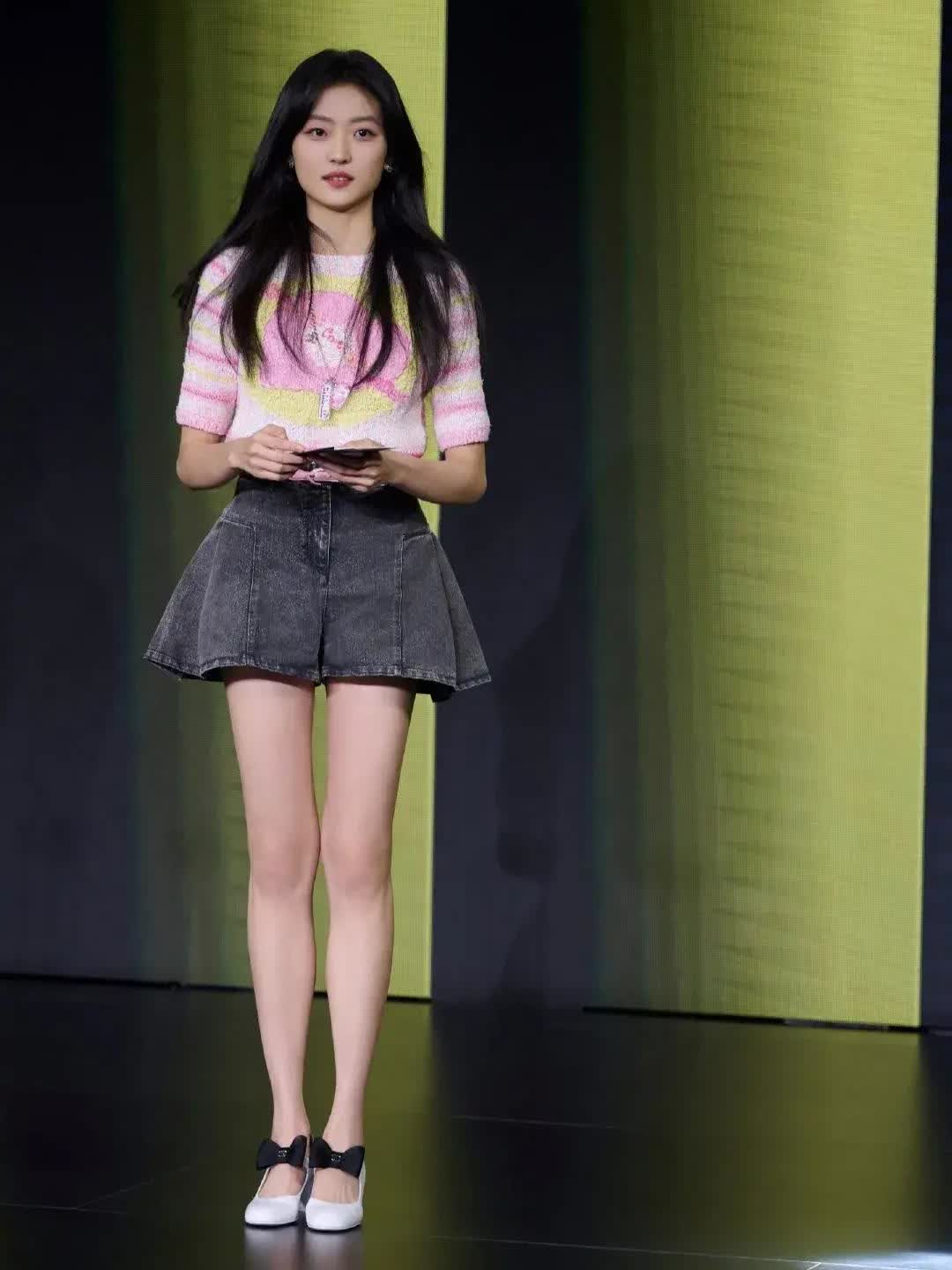 火爆娱乐界:炙手可热的"腿精"孙千!