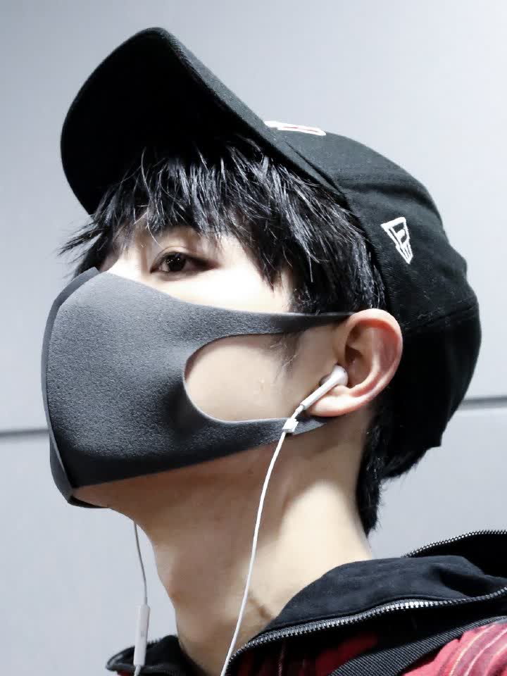 肖战真的很喜欢戴帽子,而且就没有肖战hold不住的帽子,果然人帅戴什么