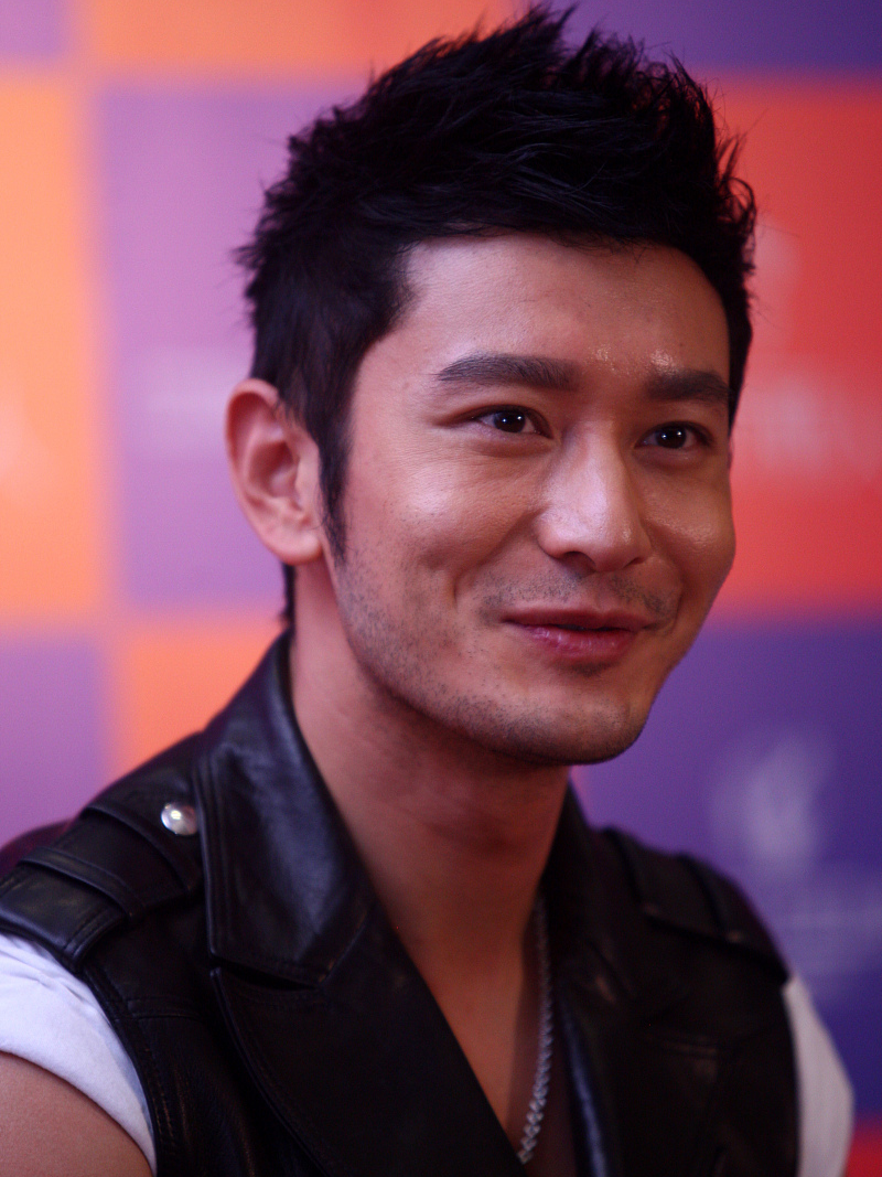 1月26日黄晓明在社交平台高调发文晒出了一组温馨的照片网友们看后