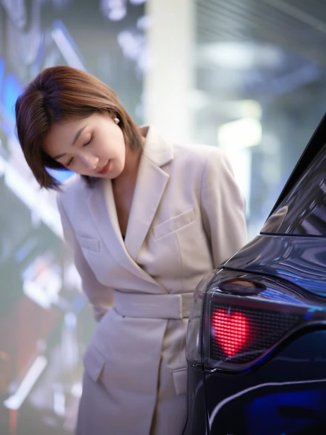 万茜西装亮相,精致妆容配齐耳短发,气质端庄养眼-度小视