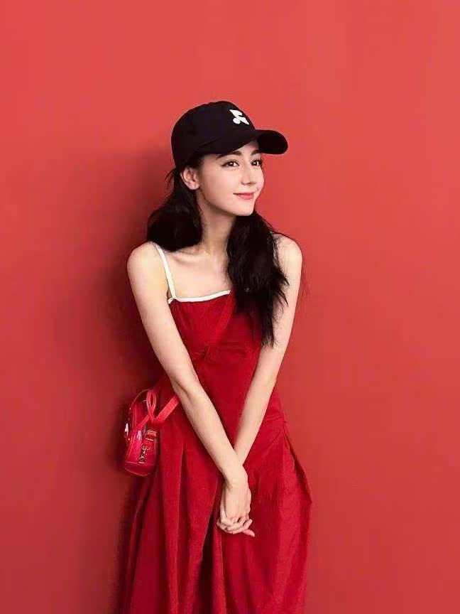 敢穿才会赢,迪丽热巴穿红色吊带裙堪比超模,曼妙曲线抢镜好惊艳