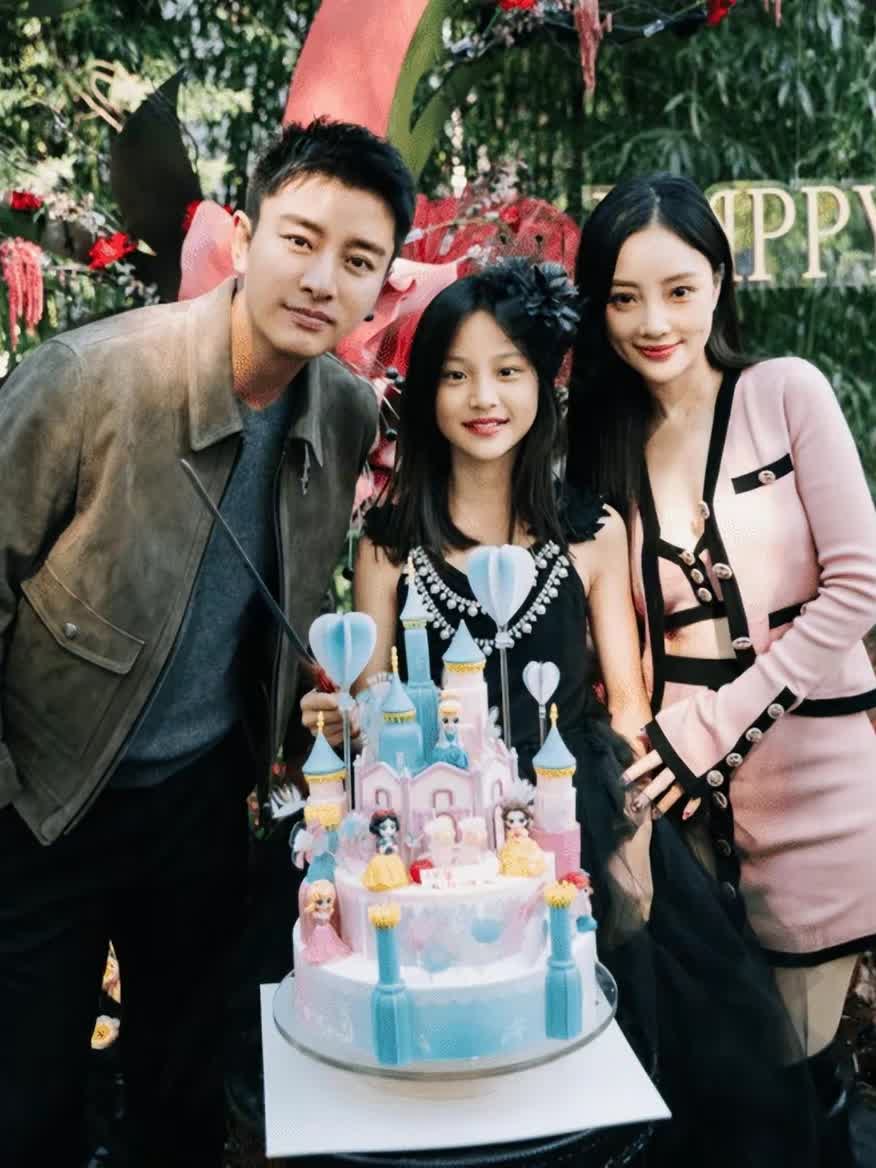 不少网友看到后纷纷表示:"长大后的甜馨很像李小璐"!