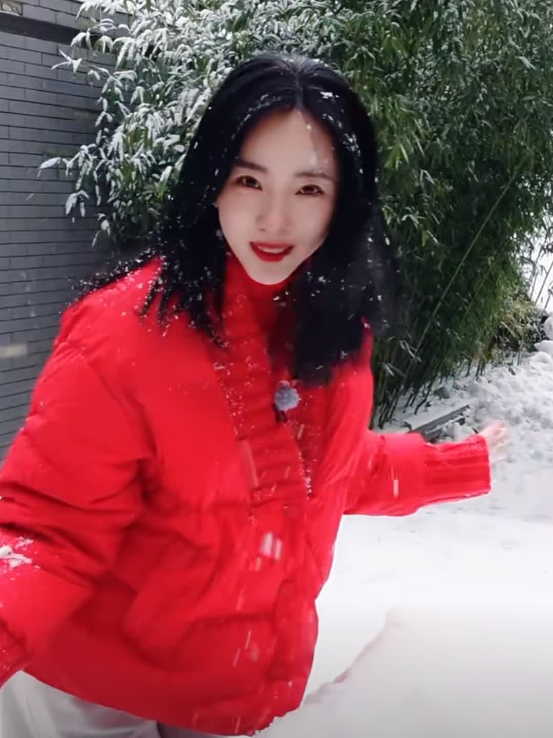 李思思穿大红羽绒服出镜,笑容满面心情大好