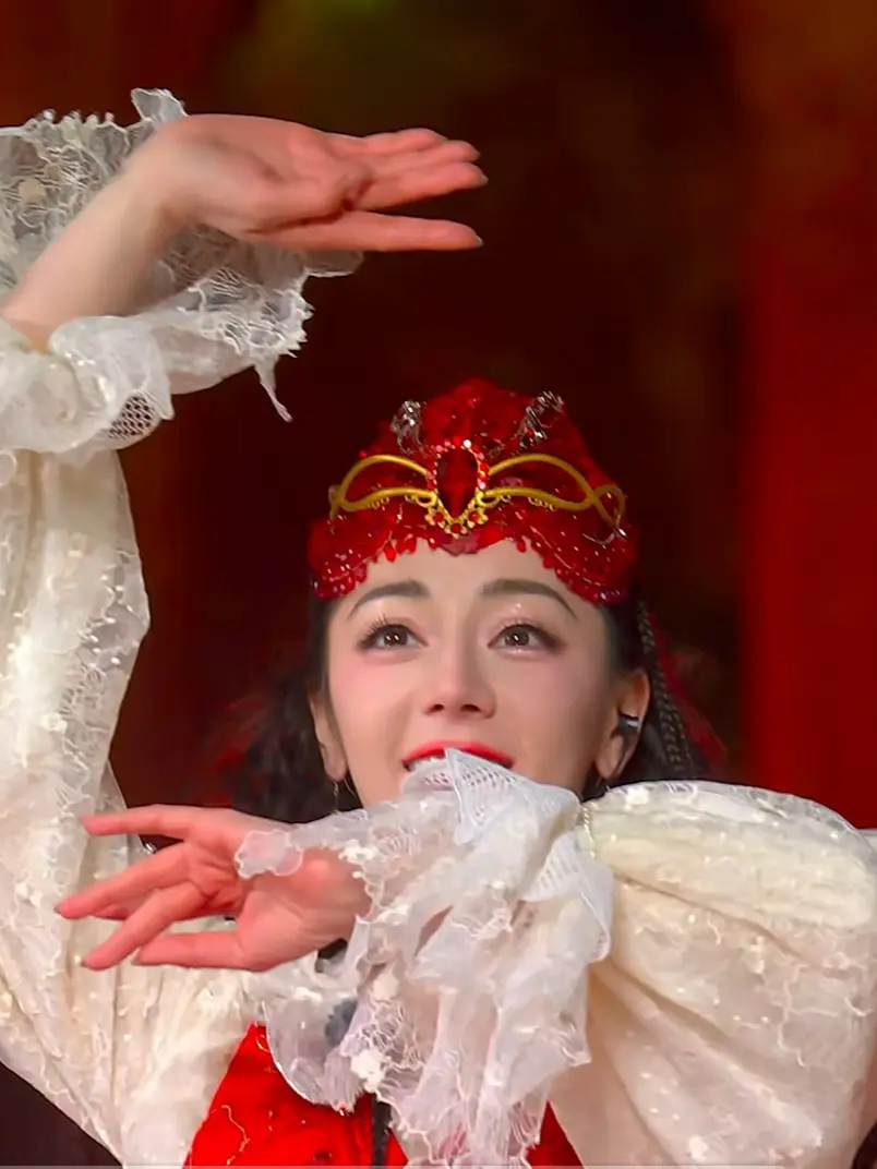 春晚新疆喀什分会场迪丽热巴身穿民族服饰带来美丽的新疆舞