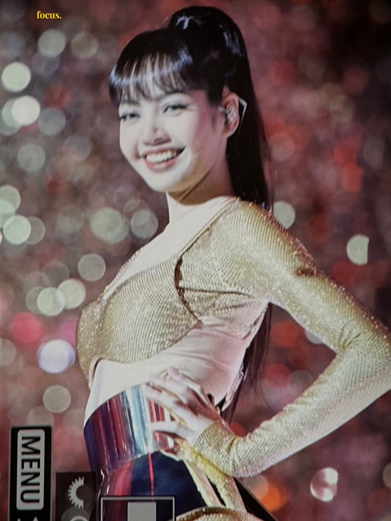 lisa巴黎慈善晚会舞台造型惹争议自信与活力同在