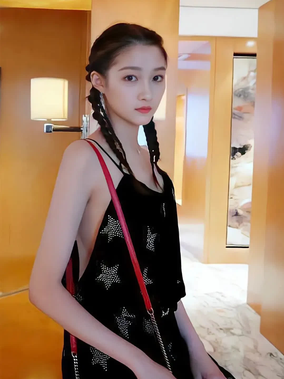 关晓彤穿衣风格比之前有点不一样了