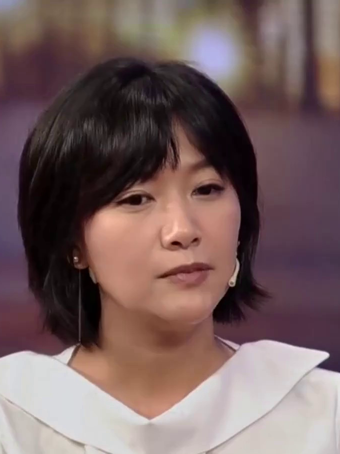 49岁徐静蕾难得露面,素颜现身颜值依旧在线,本人朴素优雅