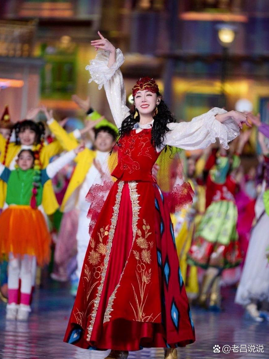 迪丽热巴登春晚新疆喀什分会场表演舞乐新疆造型美极了