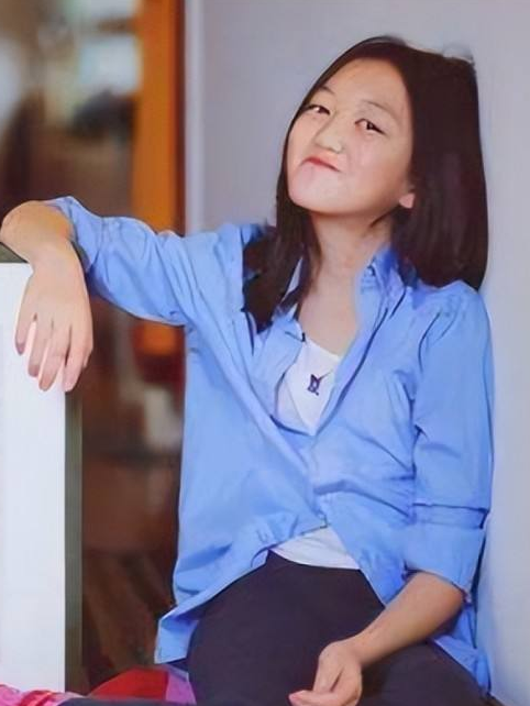 李嫣异母妹妹新造型被后妈打扮成农村娃一身印花图案衣服太俗气了一点
