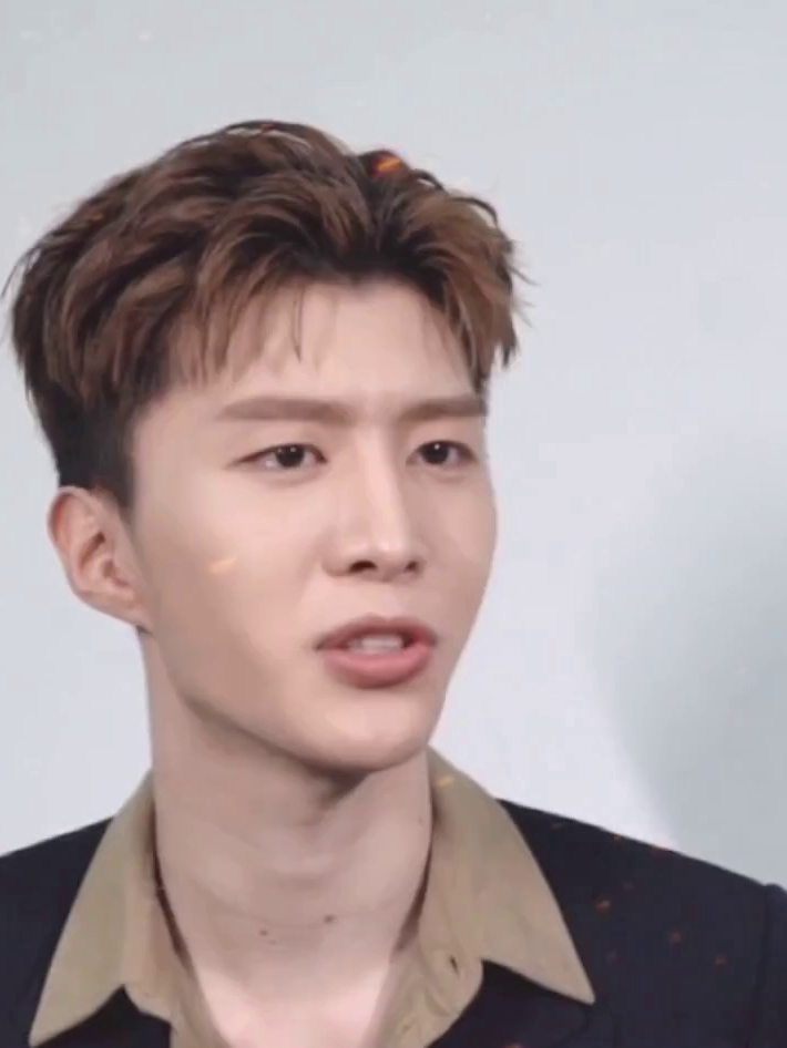 范丞丞爸妈现身支持儿子新电影老两口70岁仍显年轻颜值在线