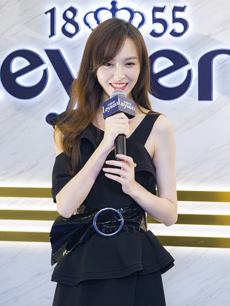 罗晋对唐嫣说:"厚实毛衣配短裙,路人镜头下更美!